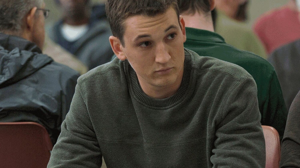 Miles Teller, mengenakan kaus lengan panjang berwarna abu-abu, sedang duduk